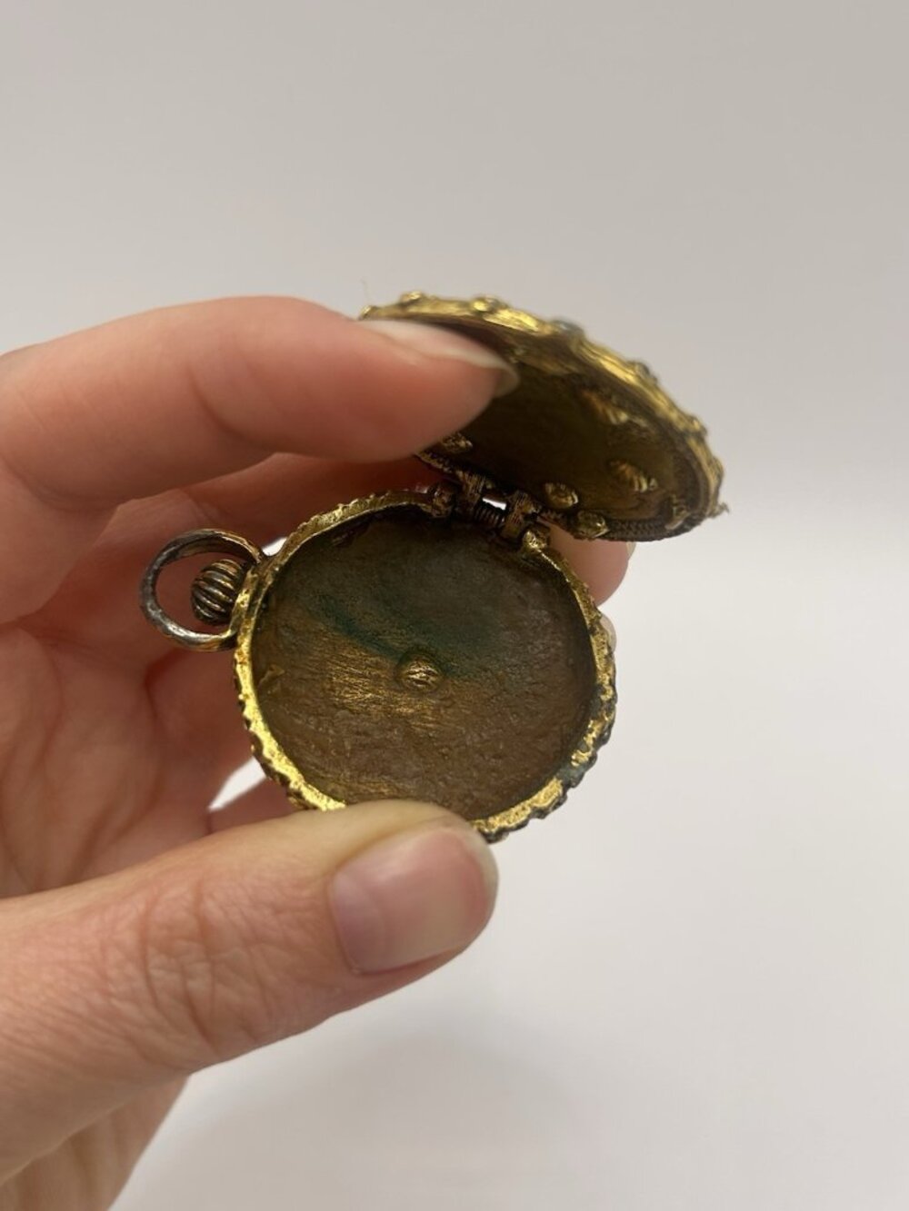 Vintage Mary Chess "Tapestry” Solid Perfume Compact Locket Original tag Cameo - Picture 10 of 16